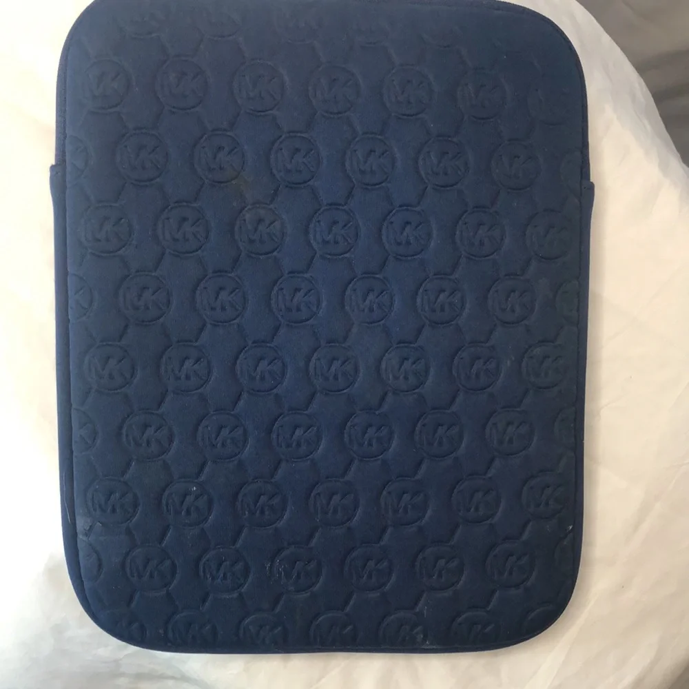 MICHAEL KORS Blue tablet case.